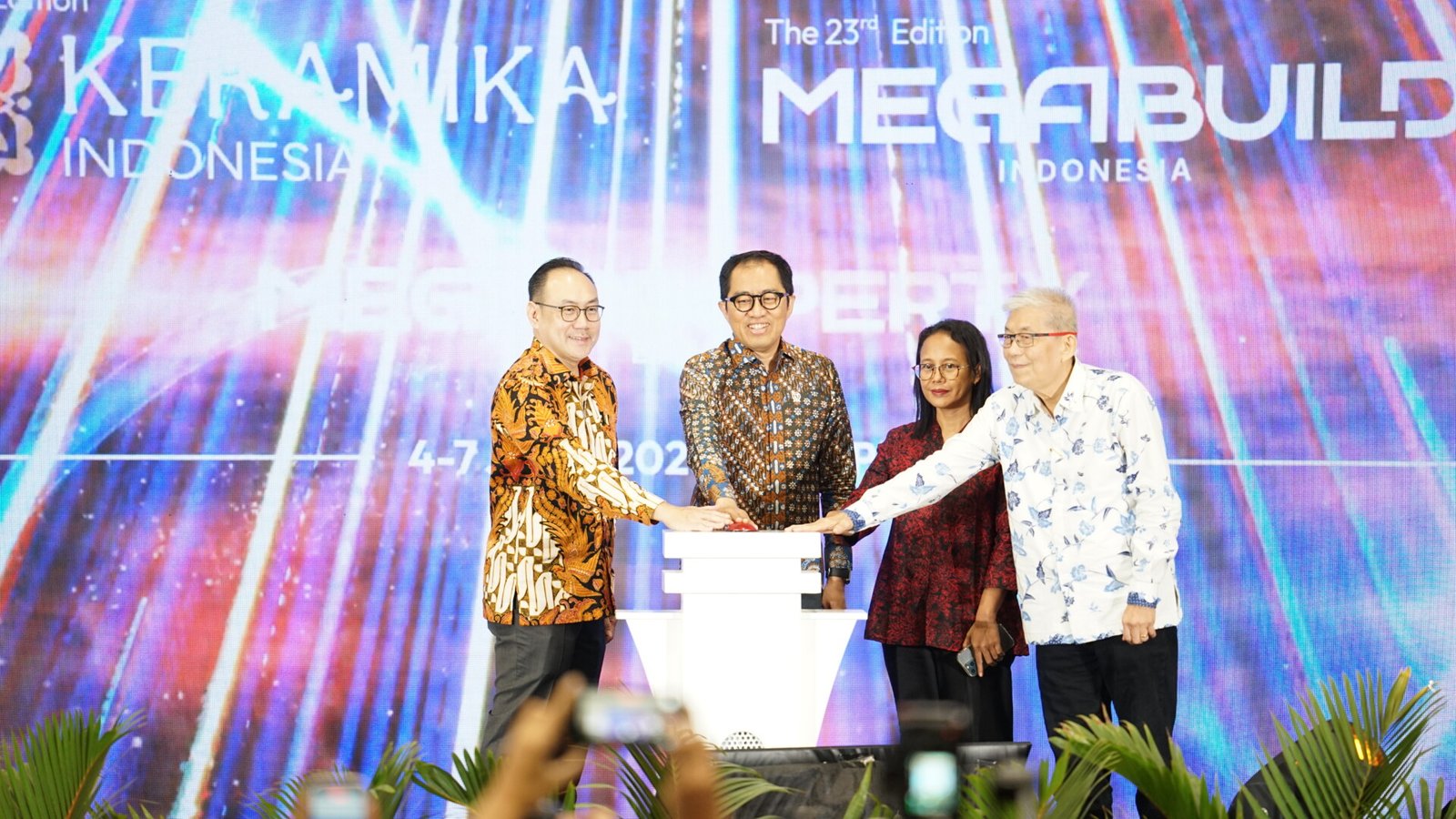 Perwakilan pemerintah, asosiasi industri, dan penyelenggara meresmikan pembukaan Megabuild, Keramika dan Megaproperty 2026 di NICE PIK 2, Jakarta Utara, Kamis (4/6/2026). Pameran ini menghadirkan ekosistem terintegrasi yang menghubungkan industri bahan bangunan, keramik, desain interior, konstruksi, hingga investasi properti. (Foto: Dok. Panorama)