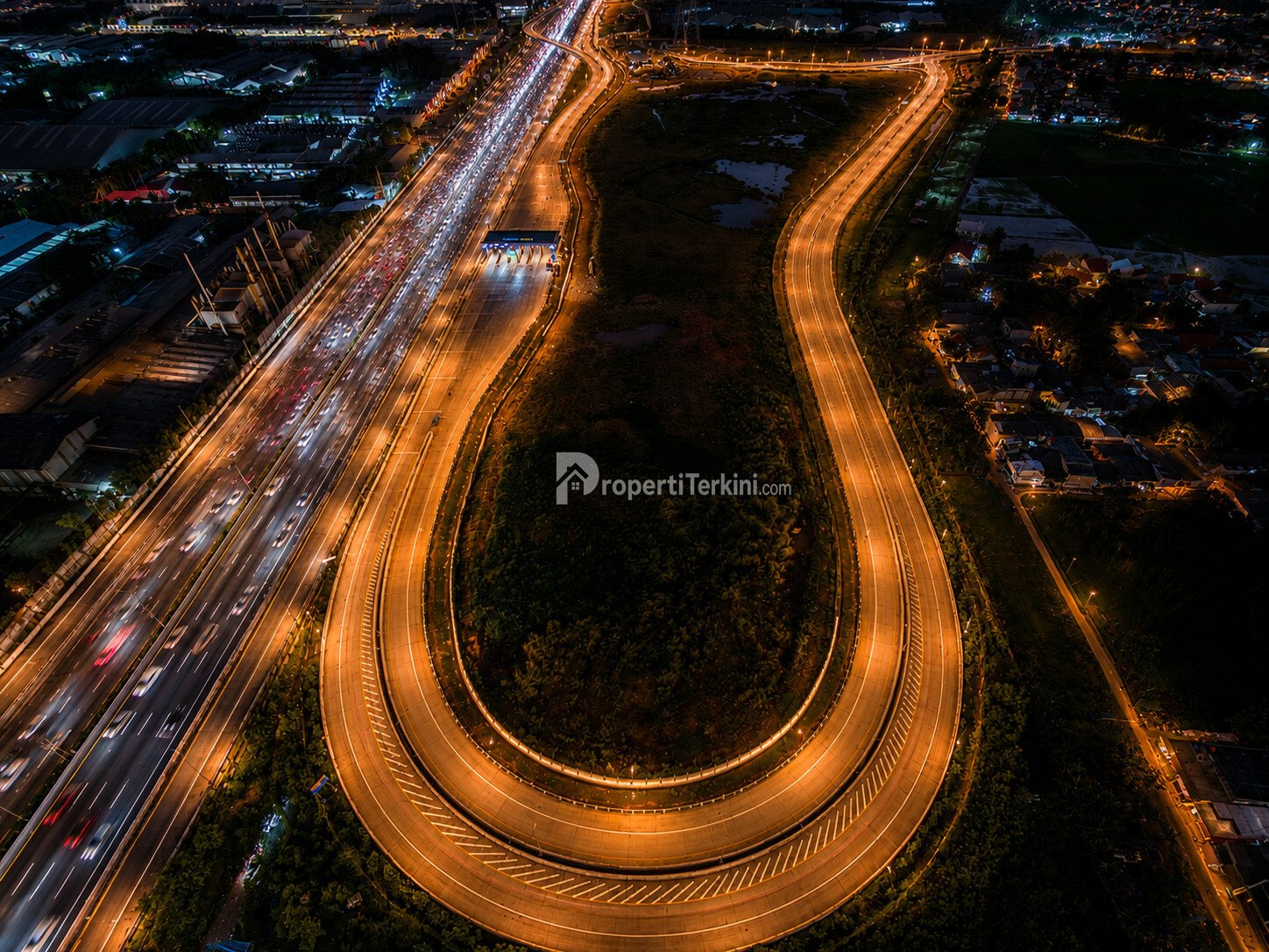 Pemandangan malam akses Tol Paramount Petals KM 25 yang akan memperkuat konektivitas kawasan kota mandiri Paramount Petals dengan jaringan Tol Jakarta-Merak. (Foto drone: Pius Klobor/PropertiTerkini.com)