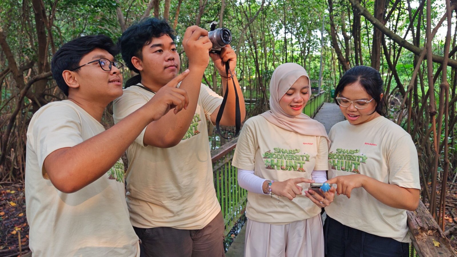 Peserta Sharp Biodiversity Hunt 2026 melakukan observasi lapangan, mendokumentasikan spesies yang ditemukan, dan mengunggah hasil pengamatan melalui aplikasi iNaturalist sebagai bagian dari program edukasi lingkungan berbasis citizen science. (Foto: Dok. Sharp Indonesia)