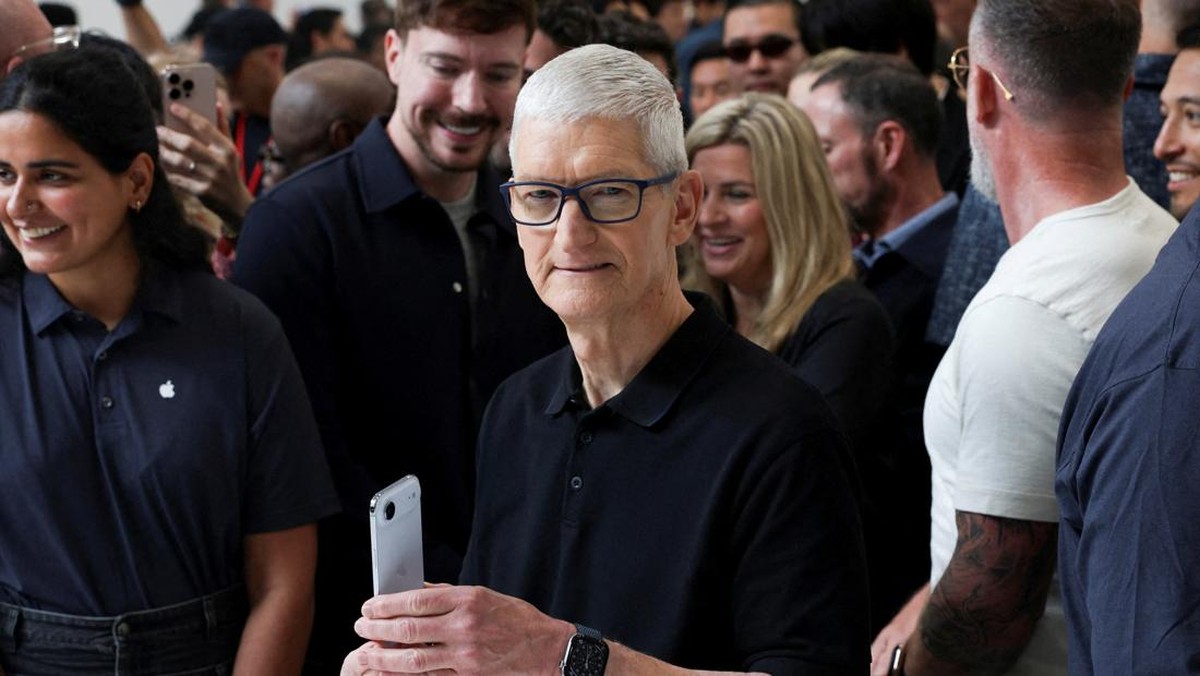 Foto: CEO Apple Tim Cook memegang iPhone Air, saat Apple mengadakan acara di Steve Jobs Theater di kampusnya di Cupertino, California, AS, 9 September 2025. (REUTERS/Manuel Orbegozo)