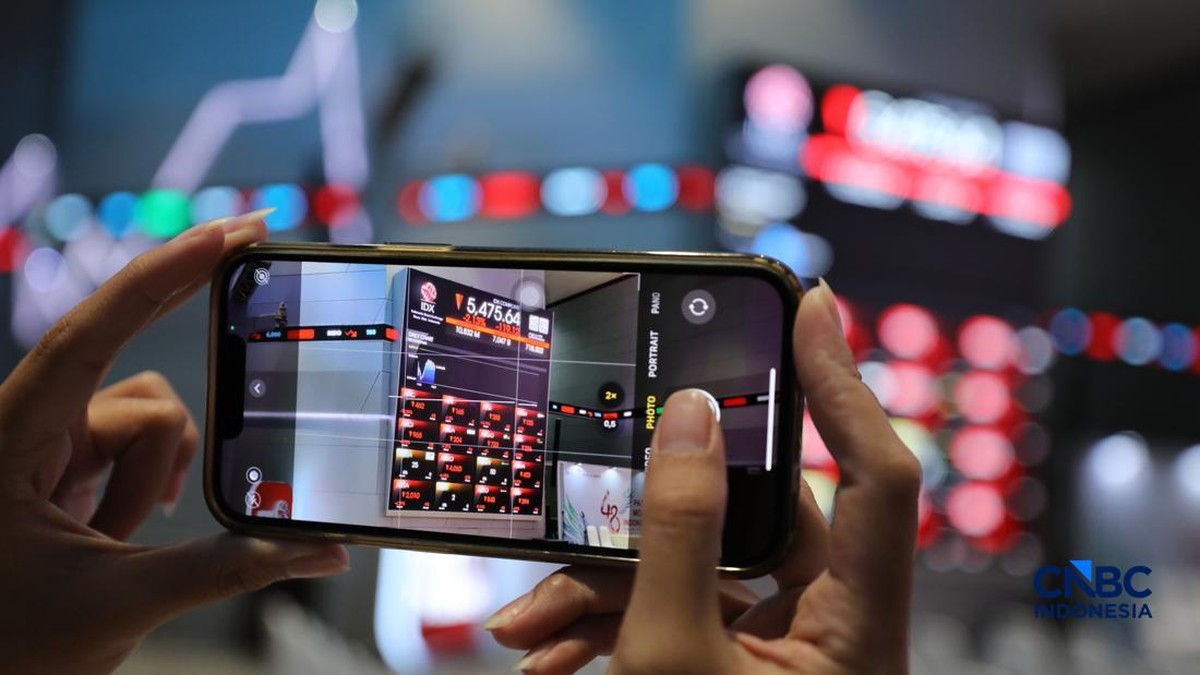 Foto: Layar menampilkan pergerakan Indeks Harga Saham Gabungan (IHSG) di gedung Bursa Efek Indonesia (BEI), Jakarta, Senin (8/6/2026). (CNBC Indonesia/Tri Susilo)