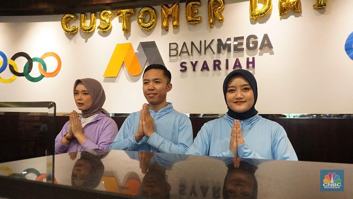 Foto: PT Bank Mega Syariah memberikan layanan istimewa kepada para nasabah setia dalam menyambut Hari Pelanggan Nasional (Harpelnas) 2024 di Kantor Cabang Utama (KCU) Bank Mega Syariah, Jalan Rasuna Said Kav. 12, Jakarta Selatan, Rabu (4/9/2024). Seluruh jajaran direksi turun langsung melayani nasabah dan mendengarkan masukan secara langsung, sebagai upaya untuk terus meningkatkan kualitas pelayanan serta mempererat hubungan antara bank dan nasabah. (CNBC Indonesia/Muhamad Sabki)