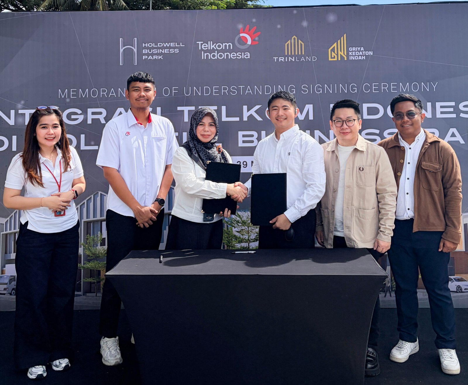Penandatanganan nota kesepahaman antara Holdwell Business Park dan Telkom Indonesia terkait penyediaan layanan komunikasi dan infrastruktur telekomunikasi untuk mendukung pengembangan kawasan logistik terpadu di Bandar Lampung. (Foto: Dok. Trinland)