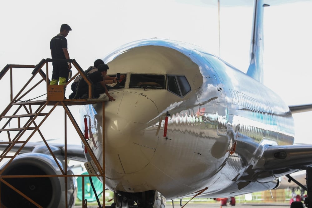 Pegawai melakukan perawatan pesawat milik grup Garuda Indonesia di Hanggar GMF AeroAsia Bandara Soekarno Hatta, Tangerang, Banten, Jumat (9/5/2025). Bisnis/Himawan L Nugraha