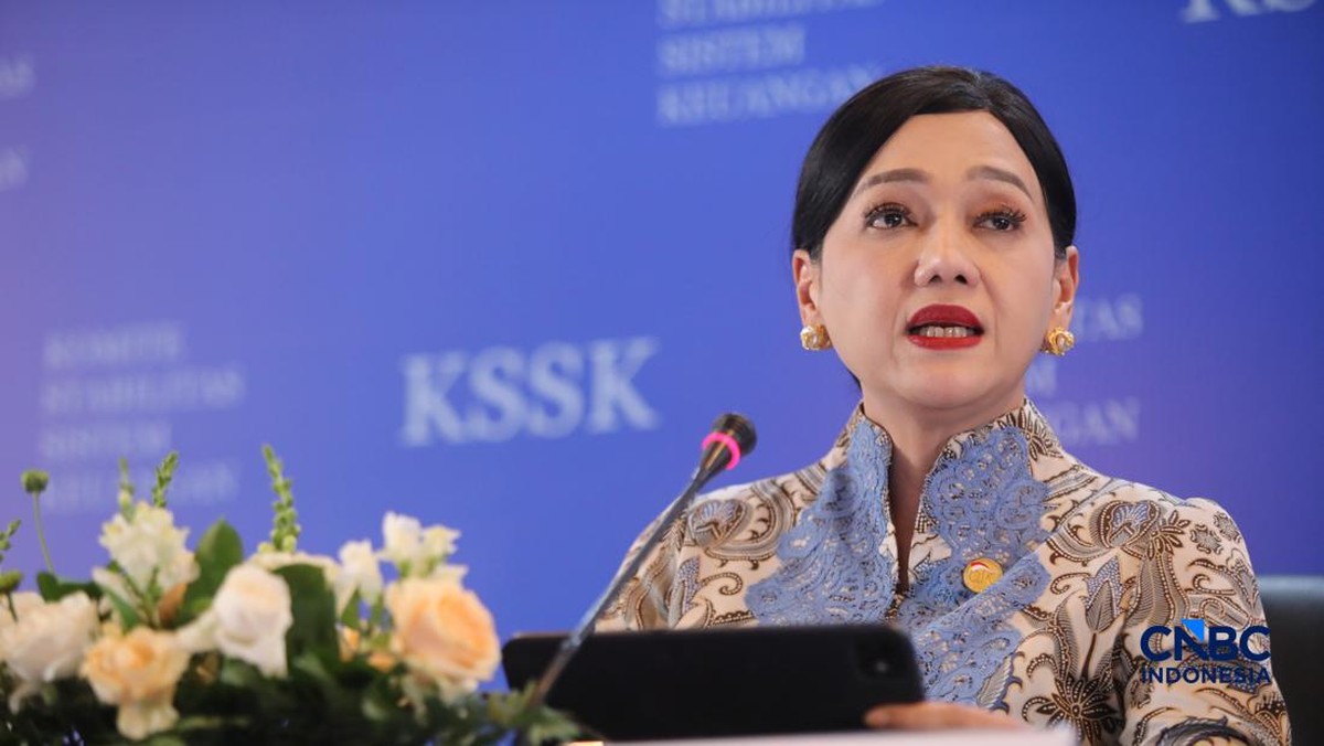 Foto: Ketua Dewan Komisioner OJK, Friderica Widyasari Dewi menyampaikan pemaparan saat konferensi pers hasil rapat berkala KSSK tahun 2026 di Bank Indonesia, Jakarta, Kamis (7/5/2026). (CNBC Indonesia/Faisal Rahman)