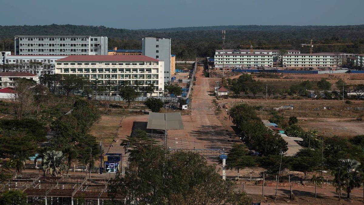 Foto: Kompleks penipuan di dekat perbatasan Chong Chom-O’Smach antara Thailand dan Kamboja di sepanjang wilayah perbatasan yang disengketakan di Oddar Meanchey, Kamboja, Senin (2/2/2026). (REUTERS/Chalinee Thirasupa)