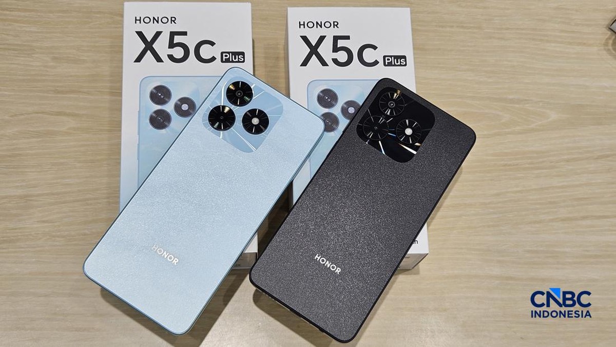 Foto: Seseorang mencoba ponsel Honor X5c Plus di Jakarta, Rabu (10/6/2026). (CNBC Indonesia/Intan Rakhmayanti)