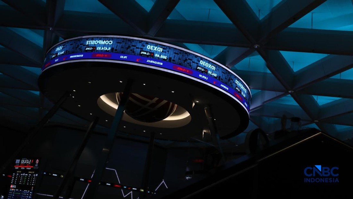 Foto: Layar menampilkan pergerakan Indeks Harga Saham Gabungan (IHSG) di gedung Bursa Efek Indonesia (BEI), Jakarta, Senin (8/6/2026). (CNBC Indonesia/Tri Susilo)