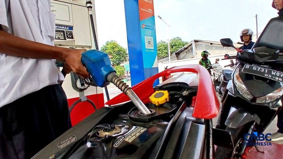 Foto: Sejumlah kendaraan mengisi Bahan Bakar Minyak (BBM) Pertamax di salah satu SPBU Pertamina di Jakarta, Rabu (10/6/2026). (CNBC Indonesia/Tri Susilo)