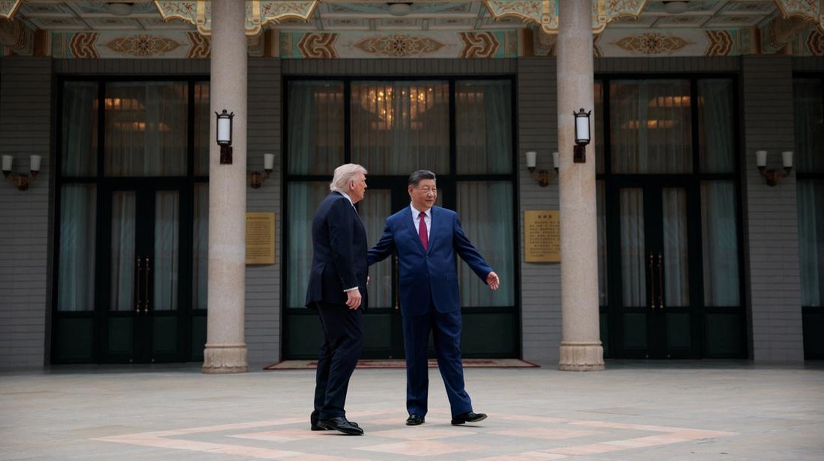 Foto: Presiden China Xi Jinping memperlihatkan suasana kompleks bersejarah Zhongnanhai kepada Presiden Amerika Serikat Donald Trump usai pembicaraan mengenai perdagangan, Taiwan, dan Iran, Jumat (15/5/2026). (REUTERS/Evan Vucci/Pool)