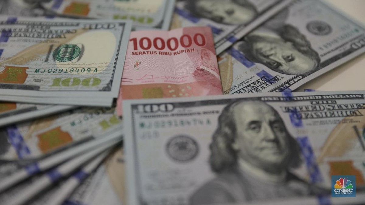 Foto: Ilustrasi Rupiah dan Dolar (CNBC Indonesia/Andrean Kristianto)