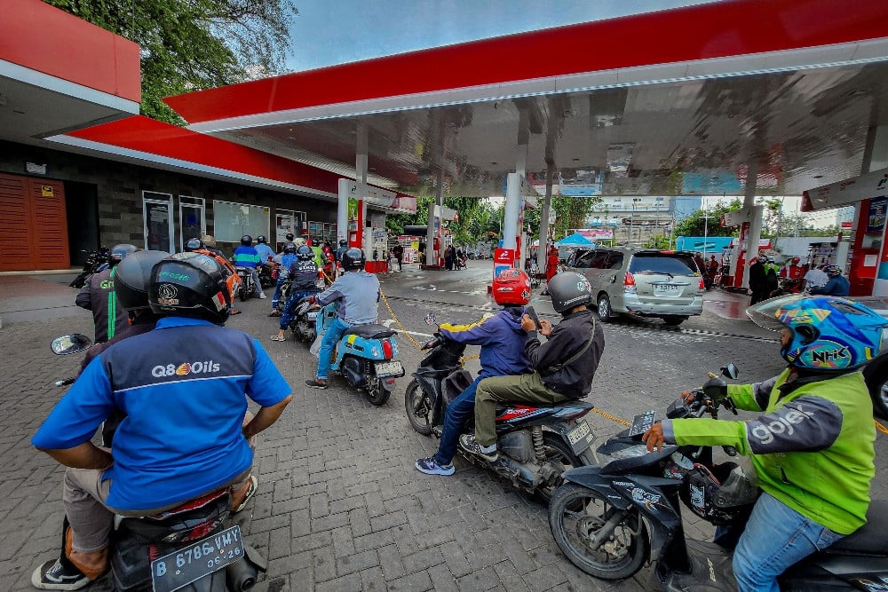 Sejumlah kendaraan antre untuk melakukan pengisian bahan bakar minyak (BBM) di salah satu Stasiun Pengisian Bahan Bakar Umum (SPBU) di Jakarta, Selasa (12/5/2026)./Bisnis-Eusebio Chrysnamurti
