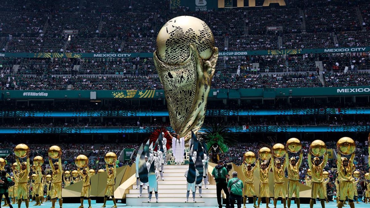 Foto: Para penampil tampil dalam upacara pembukaan sebelum pertandingan Grup A FIFA World Cup 2026 antara Mexico national football team dan South Africa national football team di Estadio Azteca, Kamis (11/6/2026). (REUTERS/Kai Pfaffenbach)