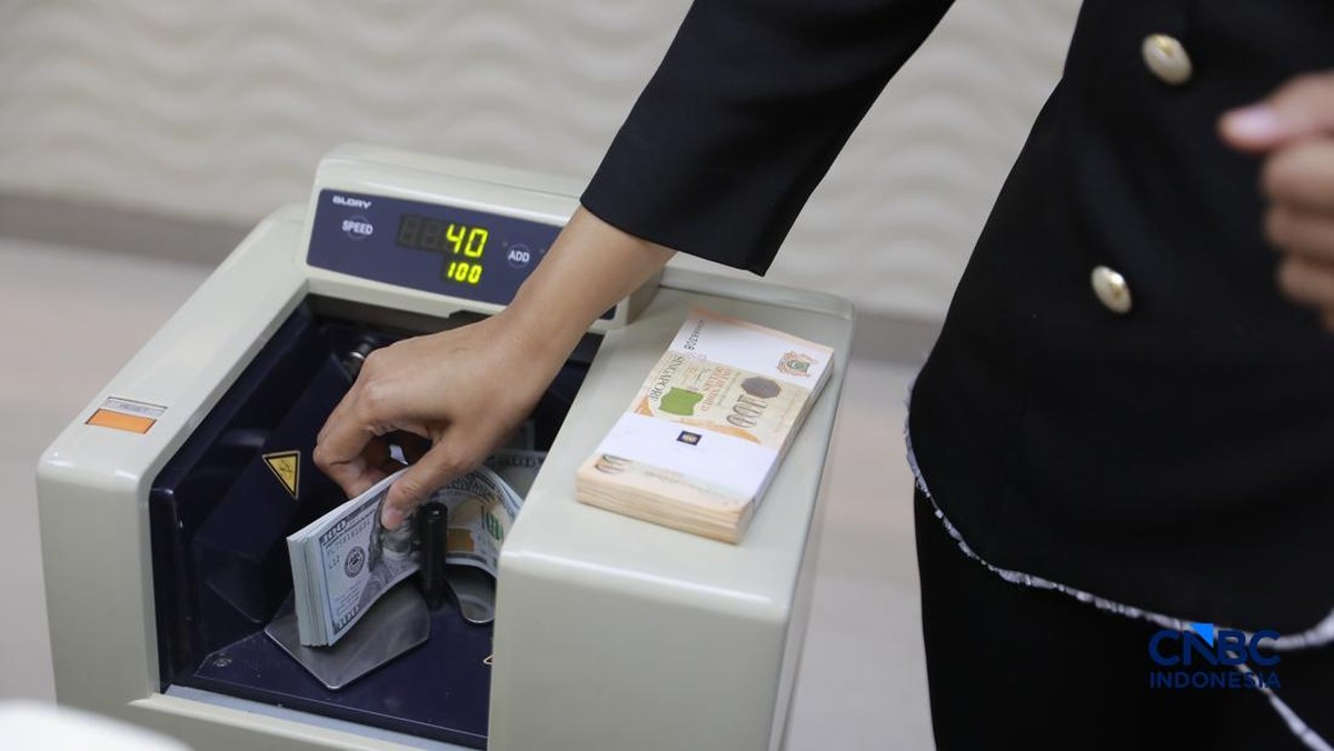 Foto: Pengunjung menukar uang di tempat penukaran uang di Money Changer Ayu Masagung kawasan Kwitang, Jakarta, Rabu, (3/6/2026). Nilai tukar rupiah kembali tertekan hingga menembus level Rp17.926 per dolar Amerika Serikat (AS) hari ini. (CNBC Indonesia/Muhammad Sabki)