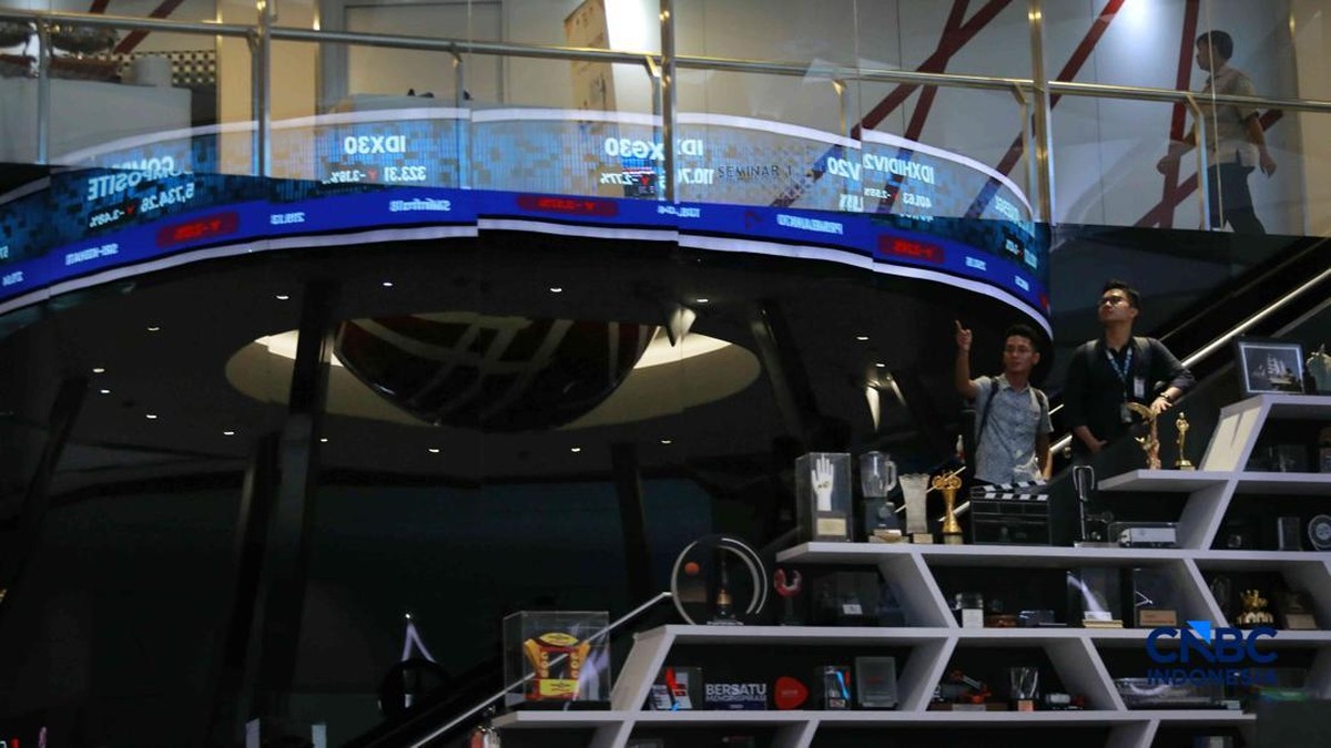 Foto: Pengunjung mengamati layar digital pergerakan Indeks Harga Saham Gabungan (IHSG) di Bursa Efek Indonesia, Jakarta, Kamis (4/6/2026). (CNBC Indonesia/Muhammad Sabki)