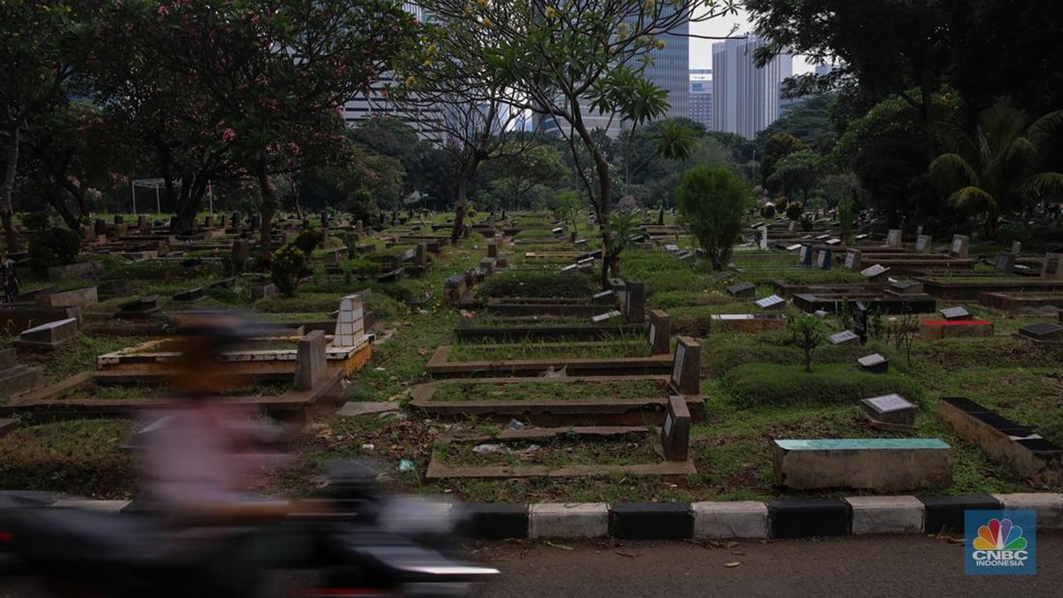 Foto: Suasana Tempat Pemakaman Umum (TPU) Menteng Pulo di Jakarta, Senin (27/10/2025). (CNBC Indonesia/Faisal Rahman)