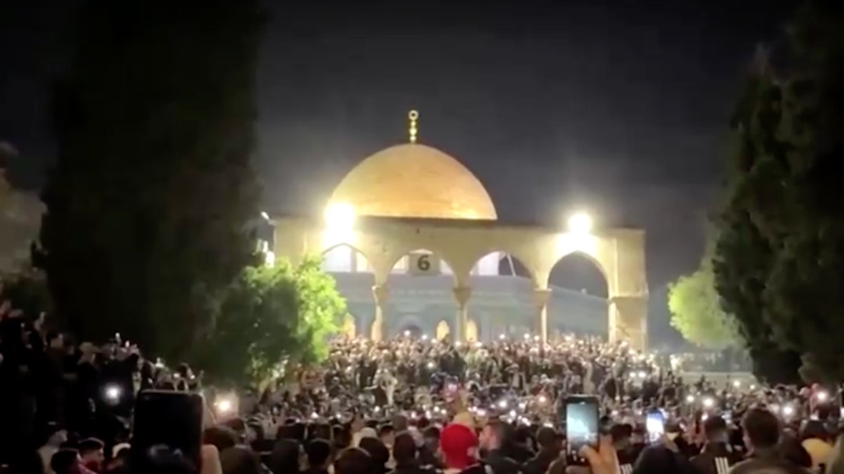 Foto: Pasukan Israel menembakkan gas air mata untuk membubarkan jamaah Palestina di kompleks Masjid Al-Aqsa di Yerusalem Timur. (REUTERS)