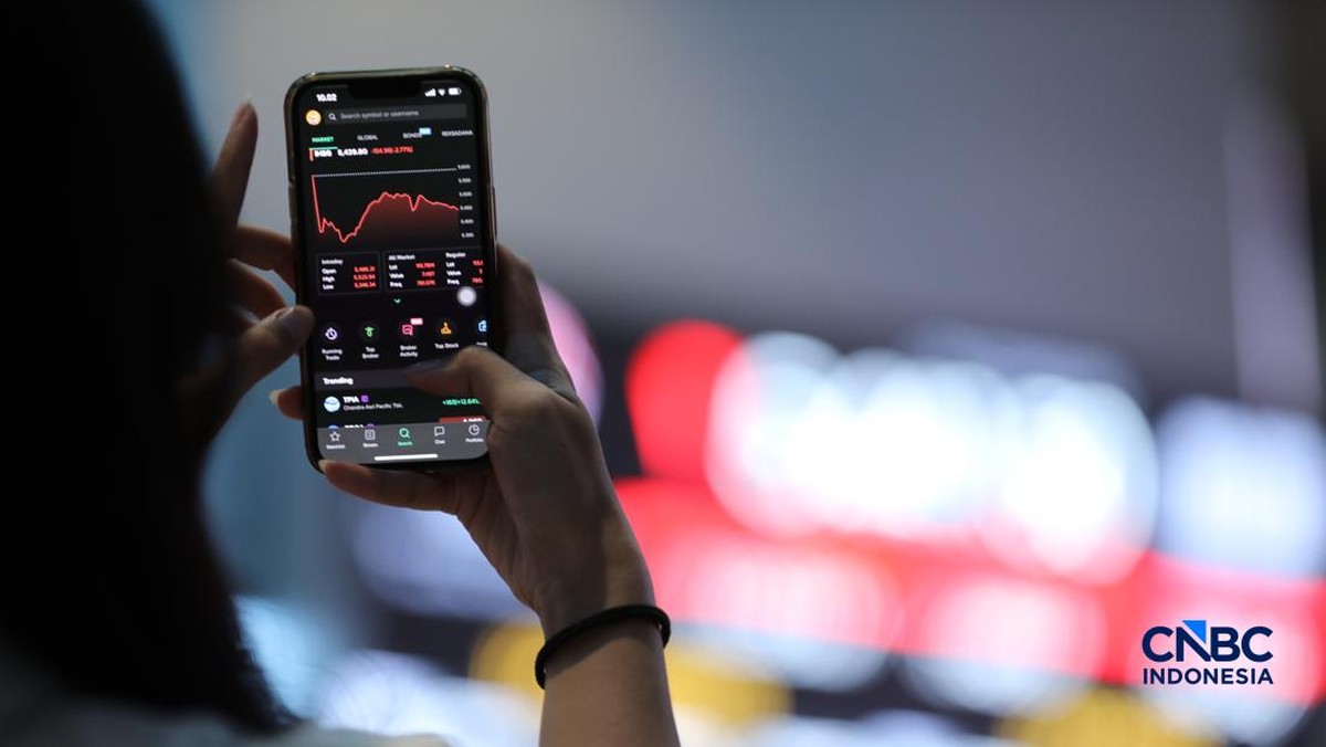 Foto: Layar menampilkan pergerakan Indeks Harga Saham Gabungan (IHSG) di gedung Bursa Efek Indonesia (BEI), Jakarta, Senin (8/6/2026). (CNBC Indonesia/Tri Susilo)