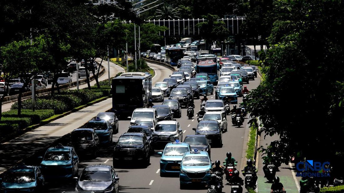 Foto: Lalu lintas Jakarta saat pemberlakukan Work From Home (WFH), Jumat (10/4/2026). (CNBC Indonesia/Muhammad Sabki)