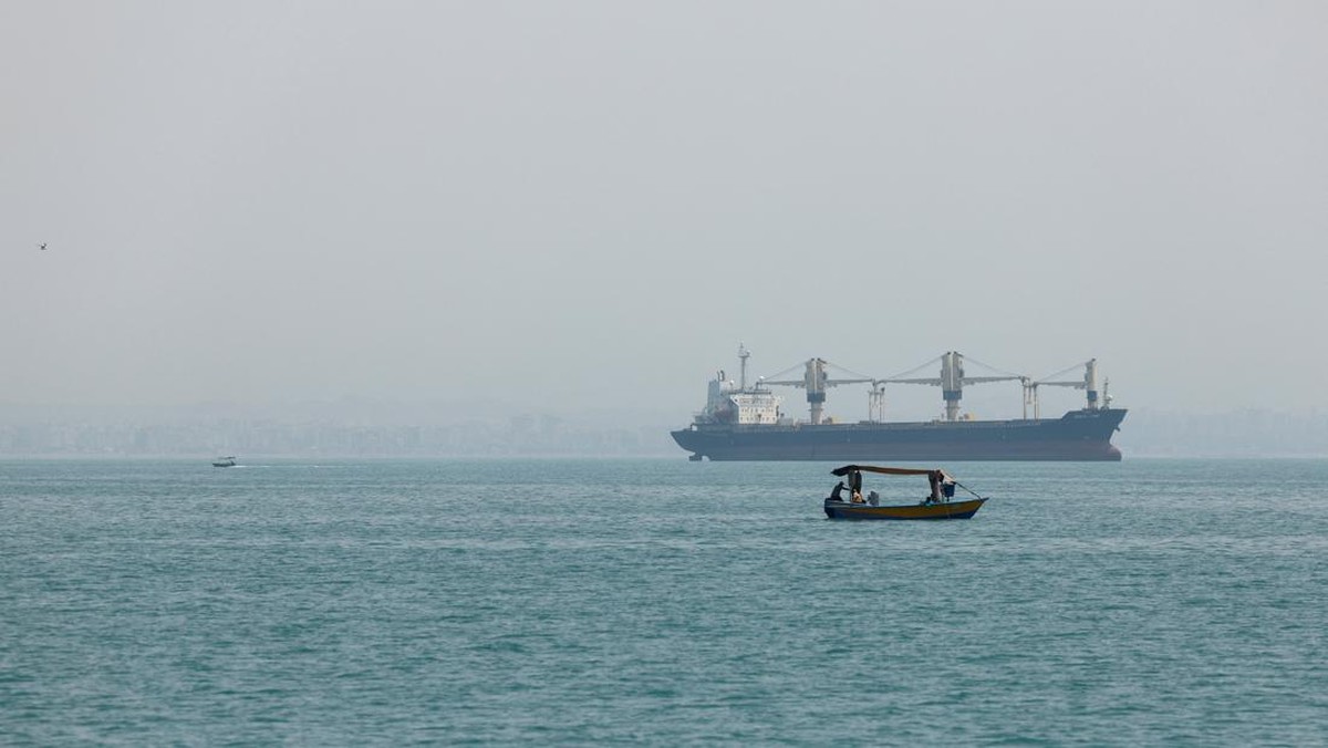 Foto: Korps Garda Revolusi Islam Iran (IRGC) mengumumkan bahwa sedikitnya 31 kapal komersial, telah melintasi Selat Hormuz secara aman dalam 24 jam terakhir, Jumat (22/5/2026). (via REUTERS/Majid-Asgaripour)
