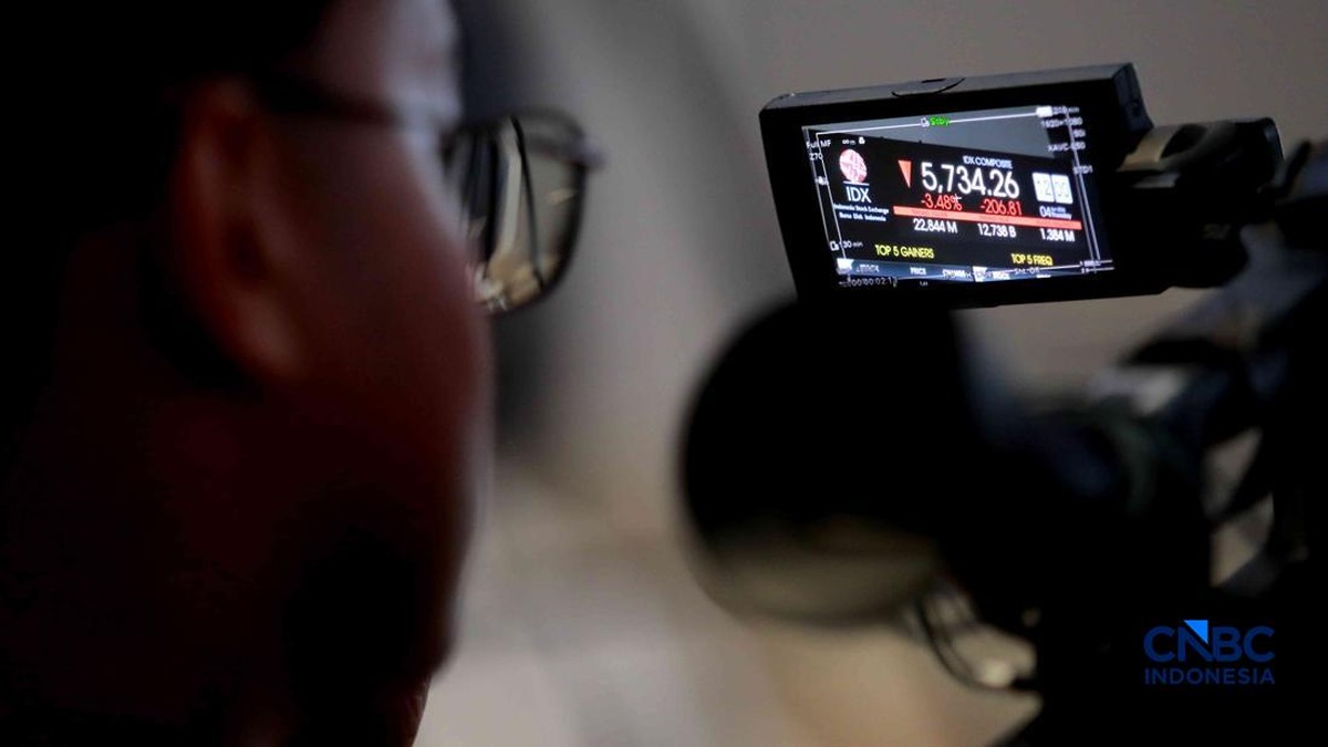 Foto: Pengunjung mengamati layar digital pergerakan Indeks Harga Saham Gabungan (IHSG) di Bursa Efek Indonesia, Jakarta, Kamis (4/6/2026). (CNBC Indonesia/Muhammad Sabki)