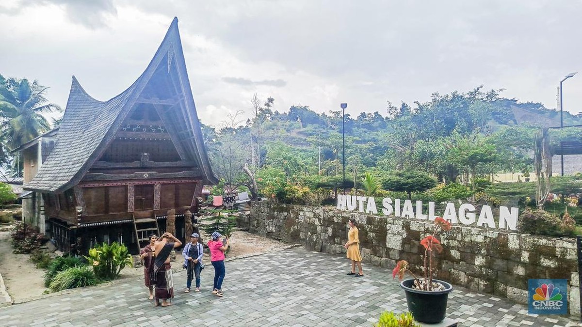 Foto: Huta Siallagan sebuah kampung adat suku Batak Toba yang berlokasi di Desa Siallagan Pindaraya, Simanindo, Pulau Samosir, Sumatera Utara. (CNBC Indonesia/Rosseno Aji Nugroho)