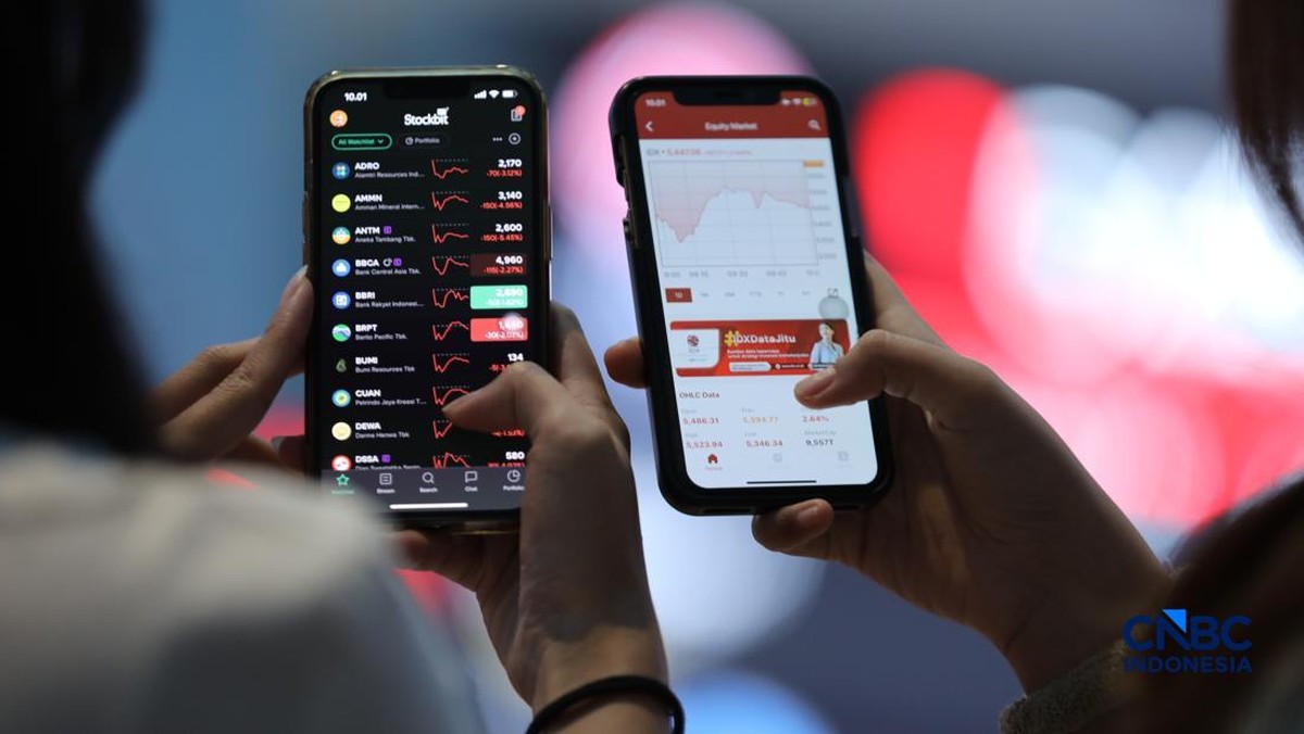 Foto: Layar menampilkan pergerakan Indeks Harga Saham Gabungan (IHSG) di gedung Bursa Efek Indonesia (BEI), Jakarta, Senin (8/6/2026). (CNBC Indonesia/Tri Susilo)