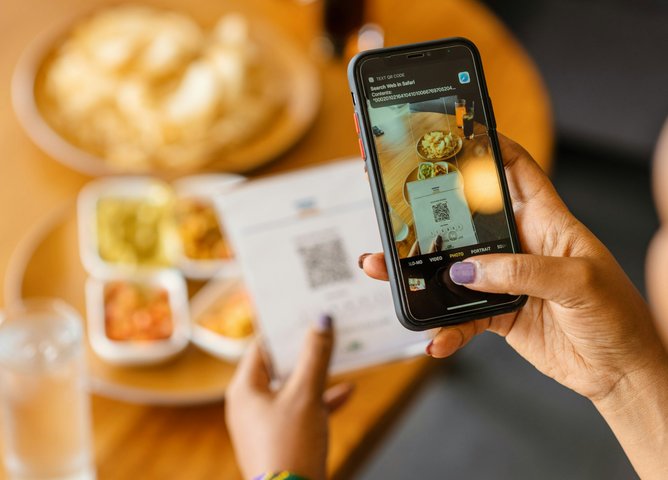 Waspada Penipuan Digital: Mitos atau Fakta Penyedotan Saldo Rekening Melalui Pemindaian QR Menu Restoran?