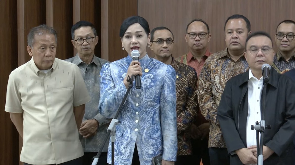 Foto: Ketua Dewan Komisioner Otoritas Jasa Keuangan (OJK), Friderica Widyasari Dewi saat menyampaikan keterangan pers di Jakarta, Kamis (18/6/2026). (Tangkapan Layar Youtube/Sin Po TV)