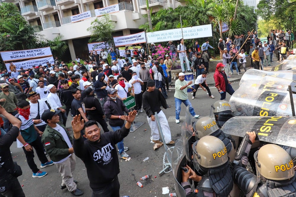 Massa yang menolak proses eksekusi pengosongan lahan kawasan eks Hotel Sultan berusaha melawan pihak kepolisian di Blok 15 Gelora Bung Karno, Senayan Jakarta, Kamis (18/6/2026)./Bisnis-Himawan L. Nugraha