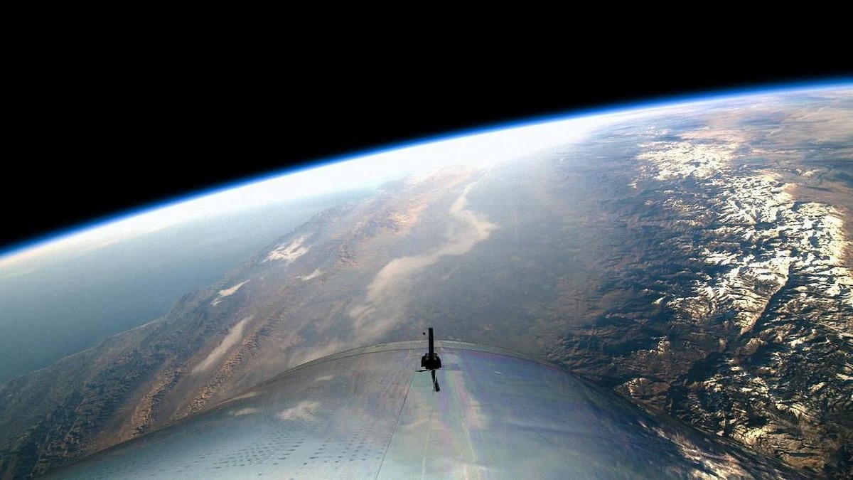 Foto: Pemandangan dari tepi angkasa terlihat dari pesawat ruang angkasa pariwisata roket berawak Virgin Galactic, SpaceShipTwo, selama penerbangan uji antariksa di atas Mojave, California, AS, 13 Desember 2018. Virgin Galactic / Handout melalui REUTERS.