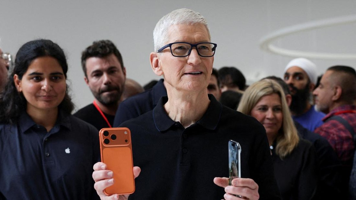 Foto: CEO Apple Tim Cook memegang iPhone 17 pro dan iPhone Air, saat Apple mengadakan acara di Steve Jobs Theater di kampusnya di Cupertino, California, AS, 9 September 2025. (REUTERS/Manuel Orbegozo)