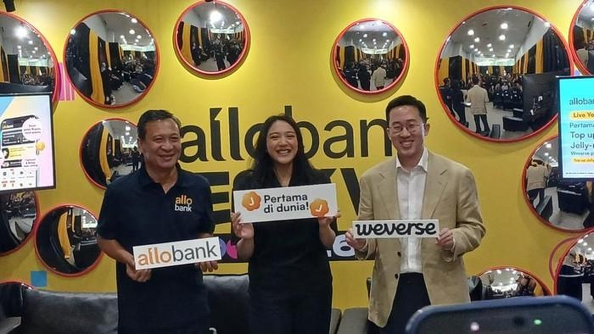 Foto: Ari Yanuanto Asan (Direktur Utama PT Allo Bank Indonesia Tbk), Putri Tanjung (Chief Experience Officer dari Allo Bank) dan Sunghoon Bhang (Corporate Strategy Vice President Weverse). (Febriyantino/detikcom)