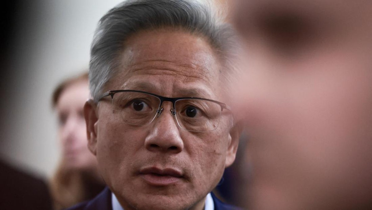 Foto: Pendiri dan CEO Nvidia, Jensen Huang, berbicara dengan media menjelang pertemuan dengan Komite Perbankan Senat di Capitol Hill di Washington, D.C., AS, 3 Desember 2025. (REUTERS/Evelyn Hockstein)