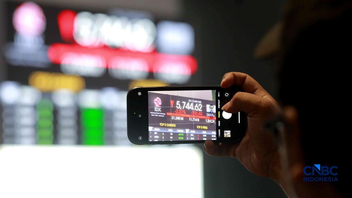 Foto: Pengunjung mengamati layar digital pergerakan Indeks Harga Saham Gabungan (IHSG) di Bursa Efek Indonesia, Jakarta, Kamis (4/6/2026). (CNBC Indonesia/Muhammad Sabki)