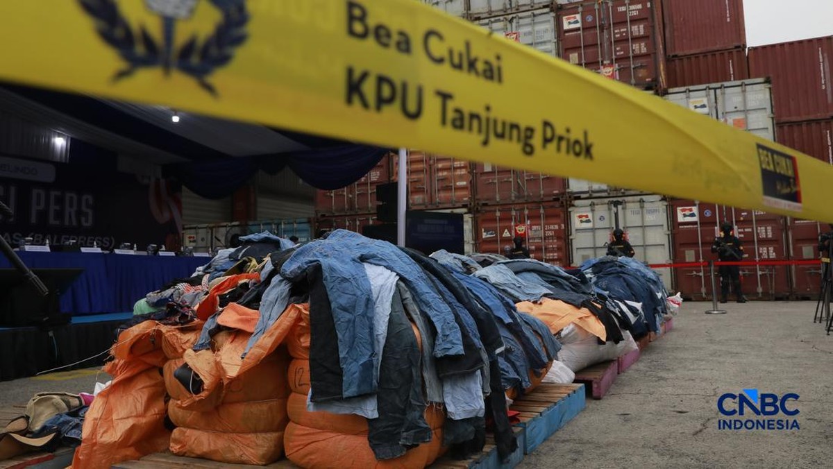 Foto: Sejumlah petugas bersenjata berjaga di depan kontainer saat Penindakan Bea Cukai Berupa Peti Kemas berisi pakaian bekas di Buffer Area TPS CDC Banda, Jalan Banda No.1, Tanjung Priok, Kota Jakarta Utara, Selasa, (23/6/2026). (CNBC Indonesia/Muhammad Sabki)
