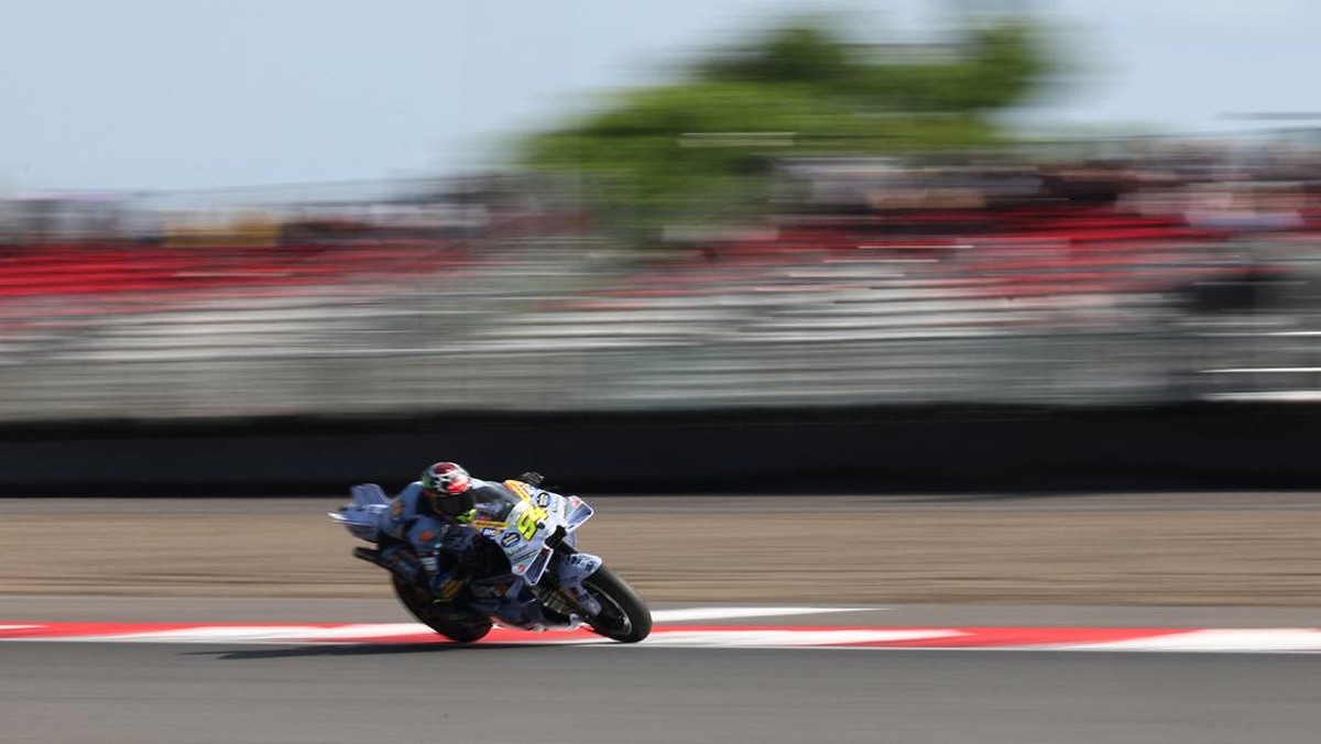 Foto: Fermin Aldeguer dari BK8 Gresini Racing beraksi di lintasan Sirkuit Internasional Mandalika saat balapan MotoGP Grand Prix Indonesia 2025, Minggu (5/10). (REUTERS/Willy Kurniawan)