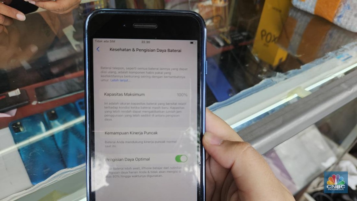 Foto: Handphone dan barang elektronik bekas di pasar loak Jatinegara, Jakarta Timur. (CNBC Indonesia/Intan)