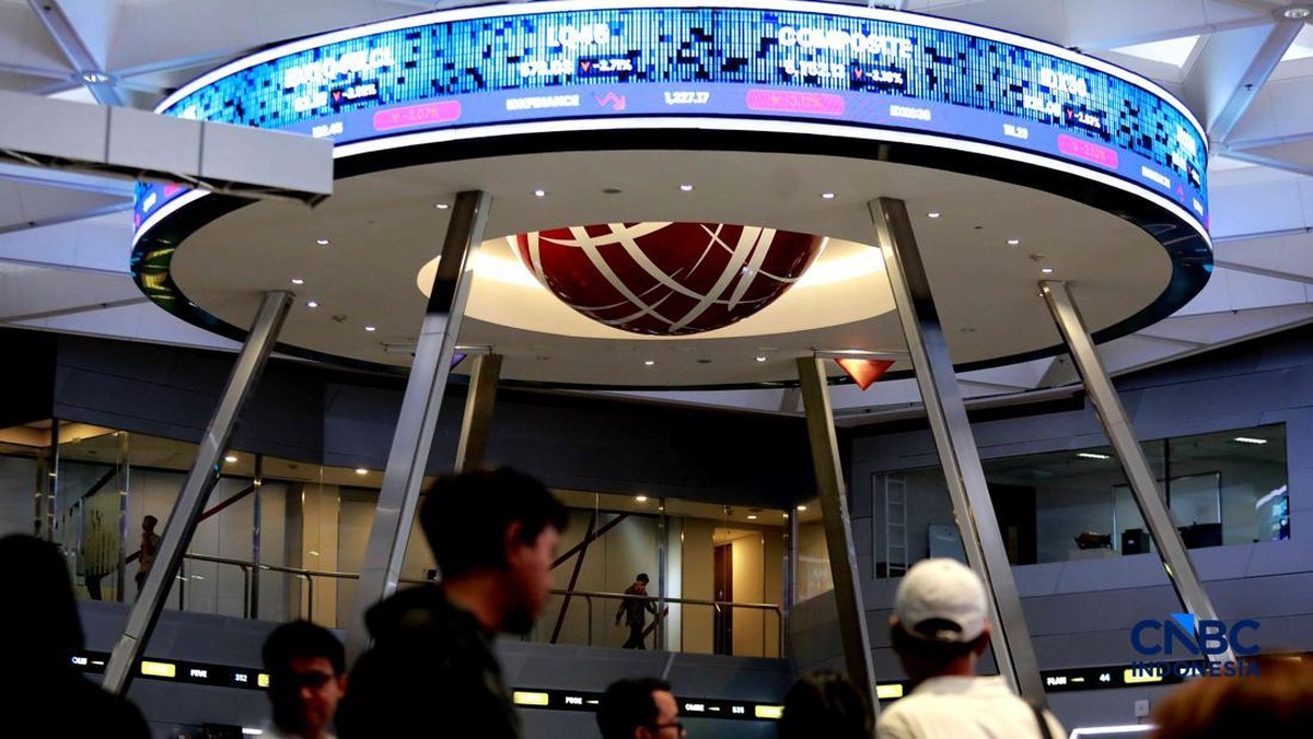 Foto: Pengunjung mengamati layar digital pergerakan Indeks Harga Saham Gabungan (IHSG) di Bursa Efek Indonesia, Jakarta, Kamis (4/6/2026). (CNBC Indonesia/Muhammad Sabki)