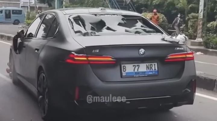 BMW i5 Mewah Jadi Sasaran Amuk Massa Usai Diduga Terlibat Insiden Tabrak Lari Ojek Online