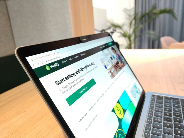 Kepastian Penerapan Pajak Penjualan Digital: Jadwal Baru Pemungutan dari Platform E-commerce