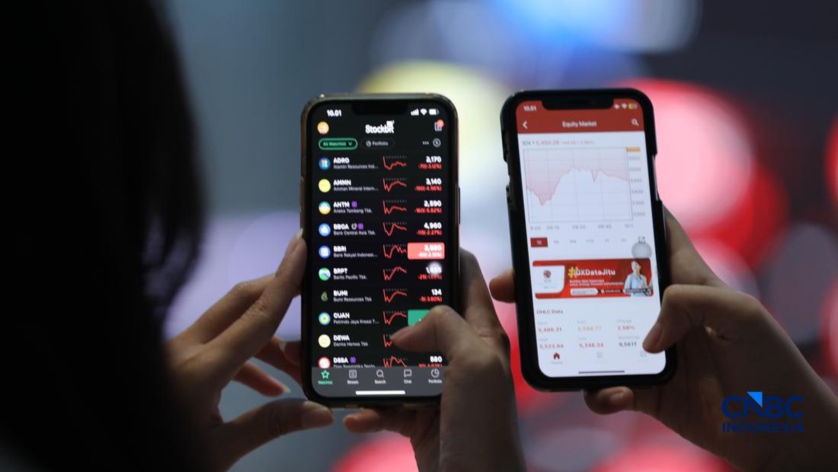 Foto: Layar menampilkan pergerakan Indeks Harga Saham Gabungan (IHSG) di gedung Bursa Efek Indonesia (BEI), Jakarta, Senin (8/6/2026). (CNBC Indonesia/Tri Susilo)