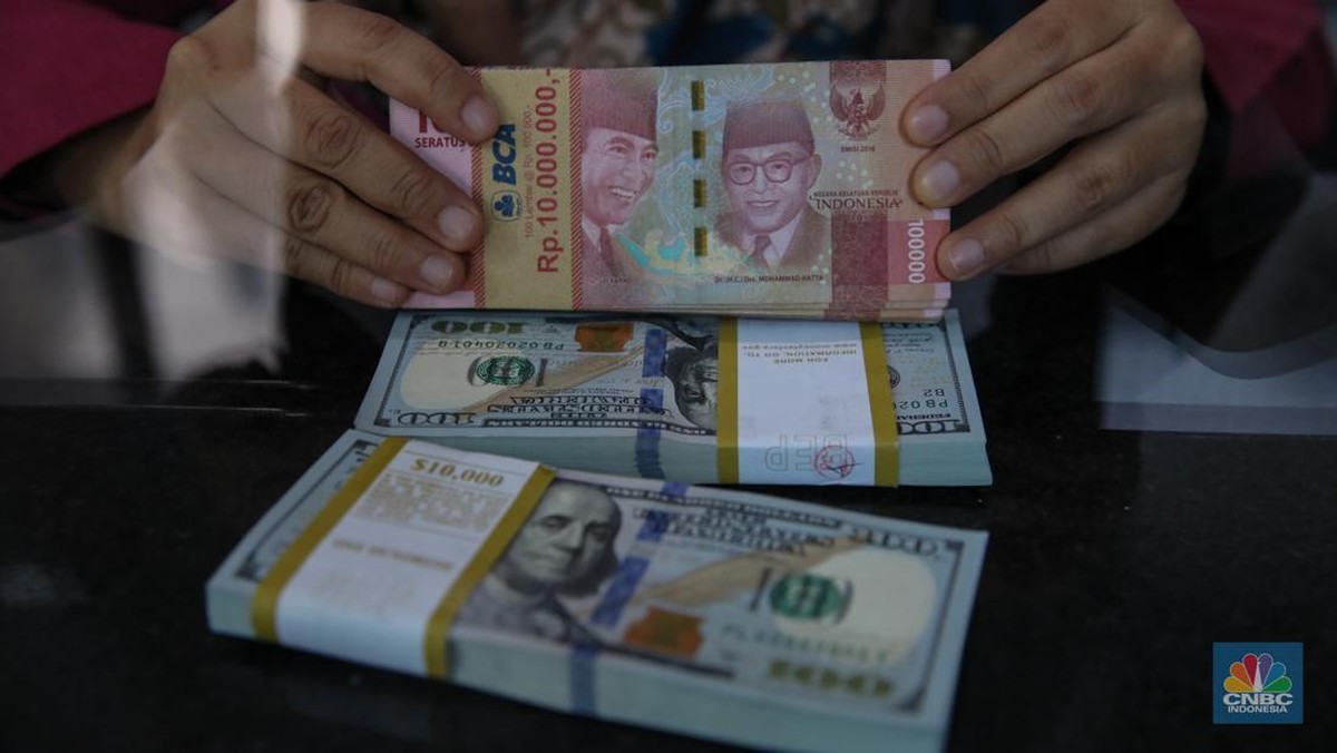 Foto: Petugas menjunjukkan mata uang Dolar Amerika Serikat (AS) dan Rupiah di VIP Money Changer, Jakarta, Kamis (25/9/2025). (CNBC Indonesia/Faisal Rahman)