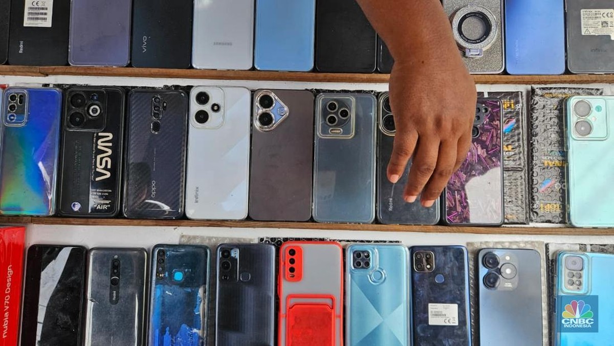 Foto: Handphone dan barang elektronik bekas di pasar loak Jatinegara, Jakarta Timur. (CNBC Indonesia/Intan)