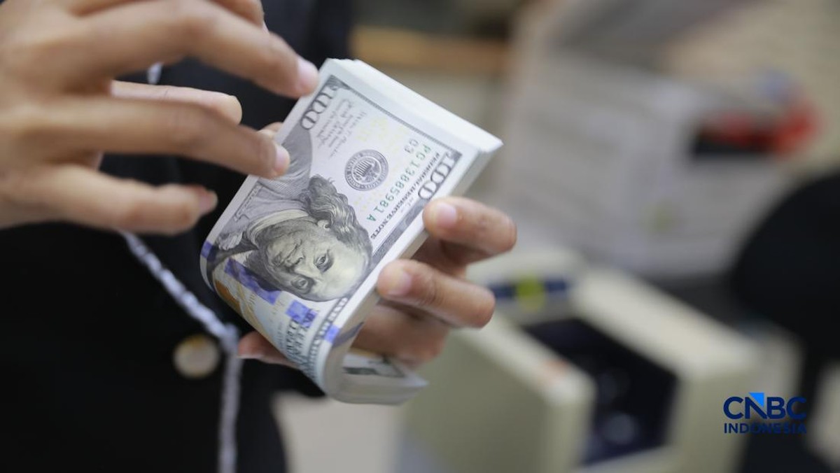 Foto: Pengunjung menukar uang di tempat penukaran uang di Money Changer Ayu Masagung kawasan Kwitang, Jakarta, Rabu, (3/6/2026). Nilai tukar rupiah kembali tertekan hingga menembus level Rp17.926 per dolar Amerika Serikat (AS) hari ini. (CNBC Indonesia/Muhammad Sabki)