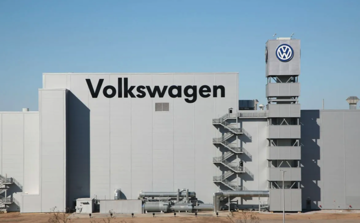 Strategi Restrukturisasi Besar Volkswagen: Penutupan Pabrik dan Dampak Potensial pada Tenaga Kerja Global
