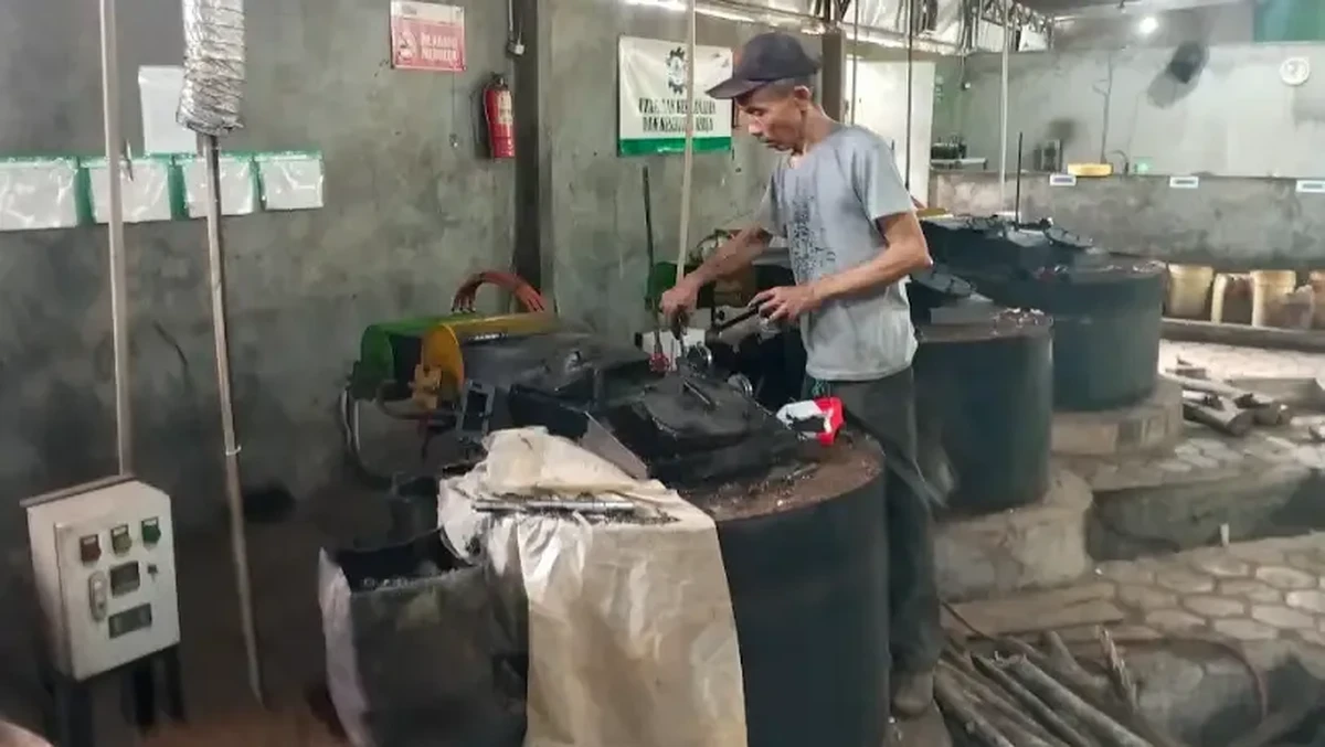 Foto: Pengolahan sampah plastik menjadi PETASOL. (Dok. brin.go.id)