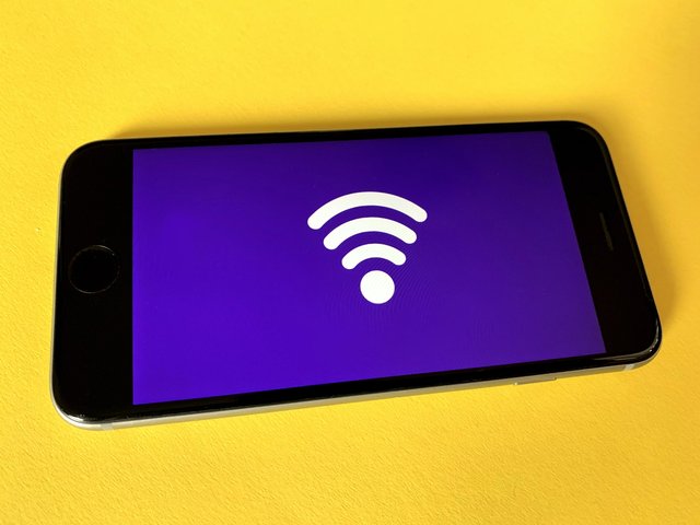 Perbandingan Kecepatan Internet Global: Mengapa Konektivitas Mobile Indonesia Tertinggal Jauh dari Peringkat 6 Dunia Milik Brunei?
