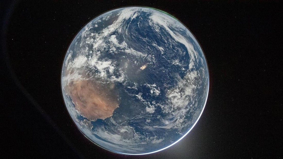Foto: Pemandangan Bumi yang diambil oleh astronot NASA dan komandan Artemis II, Reid Wiseman, dari salah satu dari empat jendela utama pesawat ruang angkasa Orion.  (NASA/Handout via REUTERS)