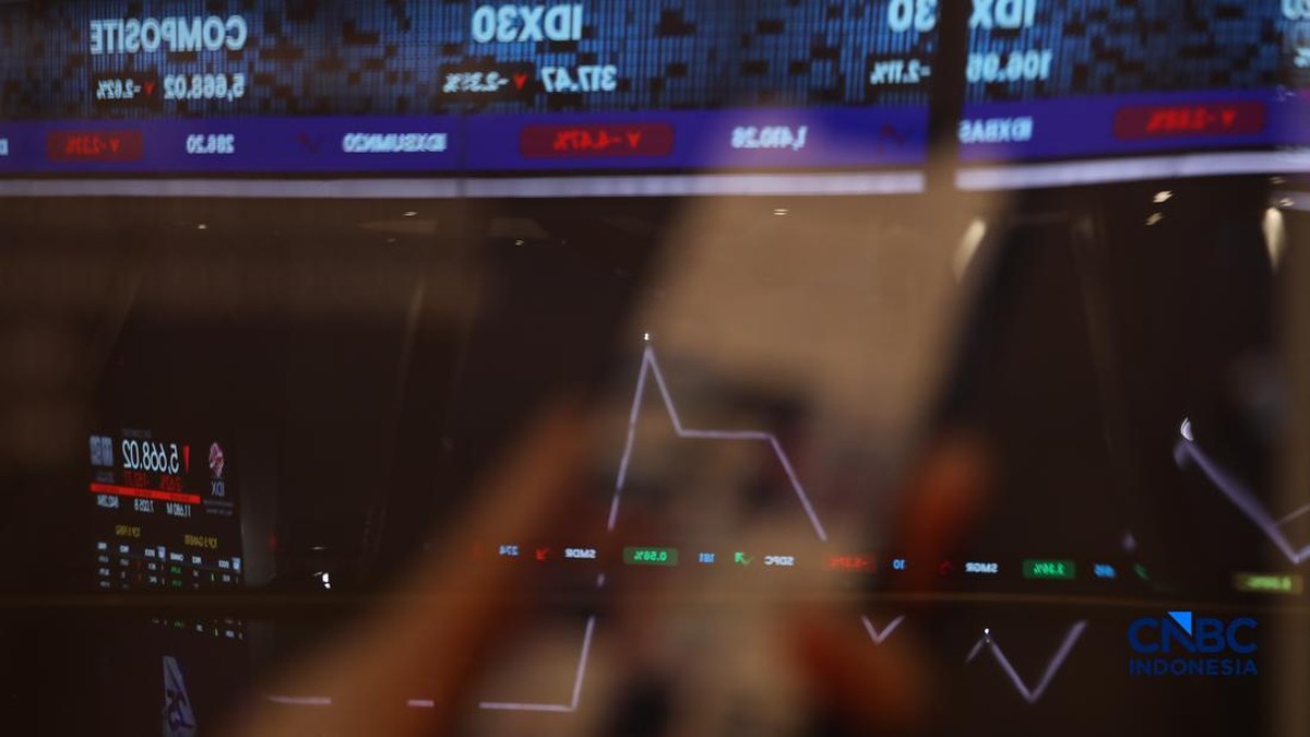 Layar menampilkan pergerakan Indeks Harga Saham Gabungan (IHSG) di Bursa Efek Indonesia (BEI), Jakarta, Selasa (30/6/2026). Indeks Harga Saham Gabungan (IHSG) dibuka melemah pada perdagangan Selasa (30/6/2026), melanjutkan tren koreksi yang telah berlangsung sejak pekan lalu. Pada pembukaan perdagangan pukul 09.00 WIB, IHSG turun 0,33% atau 19,33 poin ke level 5.801,45. (CNBC Indonesia/Tri Susilo)